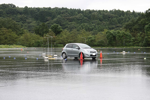 参加者のマイカーに大きな負担をかけないよう、ウェット路などを使ったトレーニング内容となる