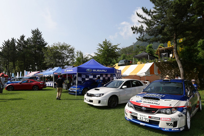 ラリーマシンの実車や最新STIコンプリートカーなどを展示