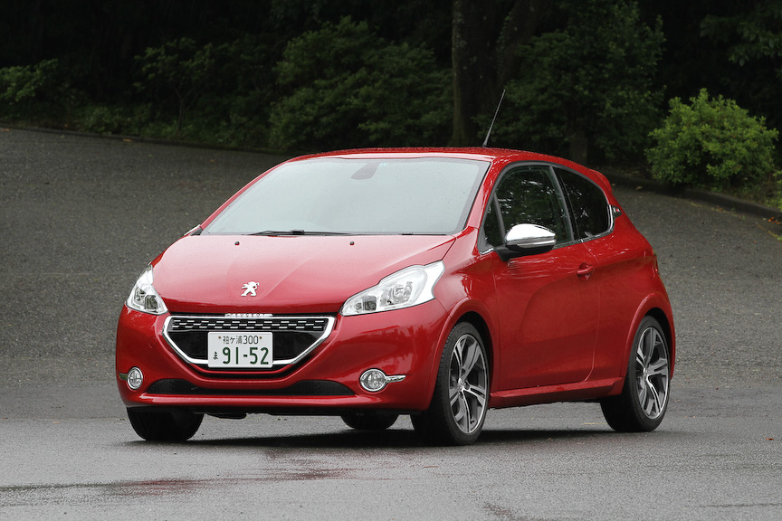 208 GTiは最高出力200PS/6000rpm、最大トルク275Nm/1700rpmの直列4気筒DOHC 1.6リッター直噴ターボエンジンを搭載。専用デザインのフロントグリルや、リアクォーターピラーに専用エンブレムを装着する