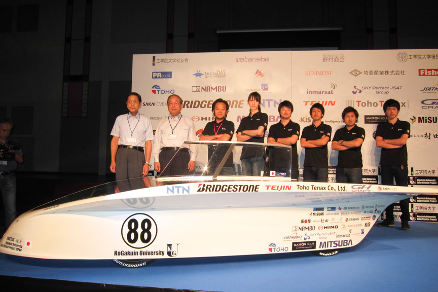 ソーラーカー「プラクティス（驍勇）」号と参戦スタッフ