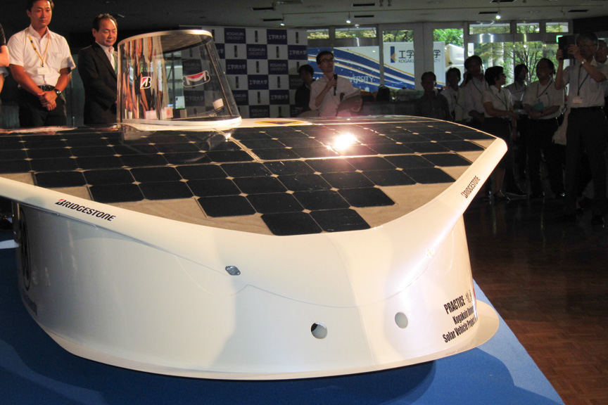 フロントまわり。これまでのソーラーカーと違い、フルカバードとなっている