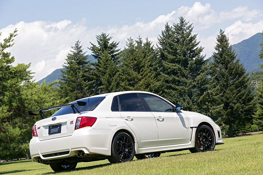 フロントアンダースポイラーやリアトランクスポイラーなど専用アイテムを装着。よりアグレッシブなムードを漂わせる。撮影車両はNBR CHALLENGE PACKAGE [RECARO]、ボディーカラーはサテンホワイト・パール