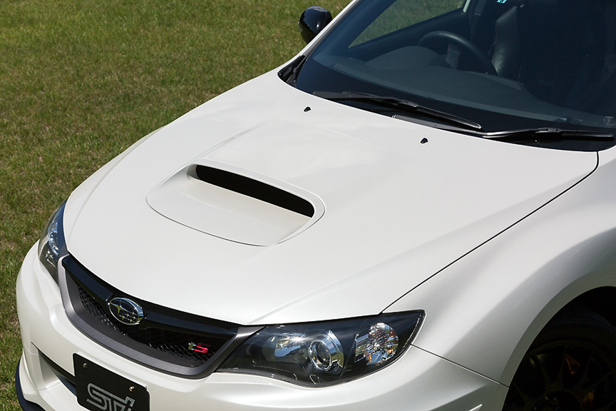 ボンネットはベース車両と同じアルミ製