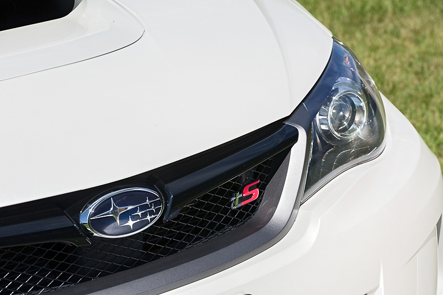 フロントグリル内のバッヂは「tS」に