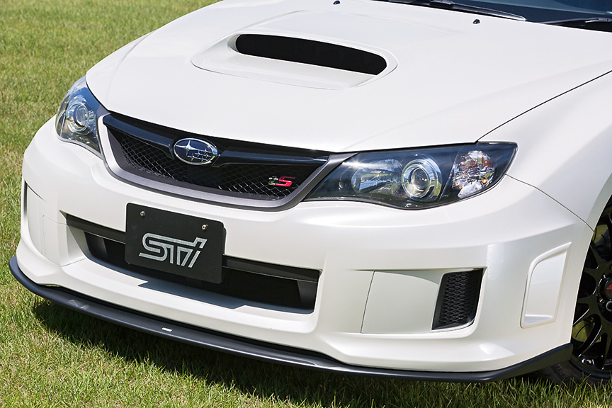 バンパーはベース車両と同じだが、下部にSTI製のアンダースポイラーが付く
