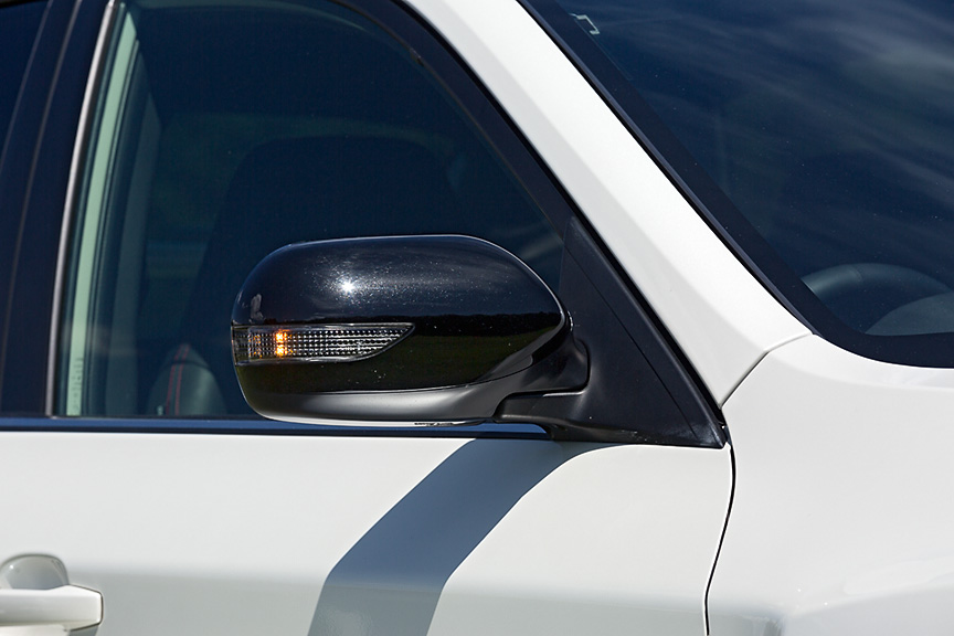 ドアミラーは黒塗装になり引き締まった印象