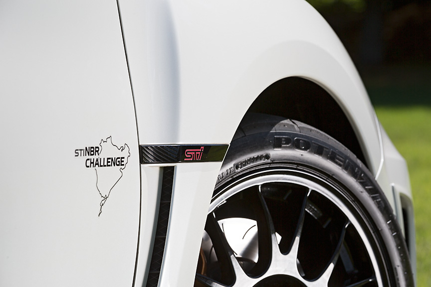 フロントフェンダーのエンブレム付ガーニッシュも黒塗装。NBR CHALLENGE PACKAGEはその後部に専用デカールが付く