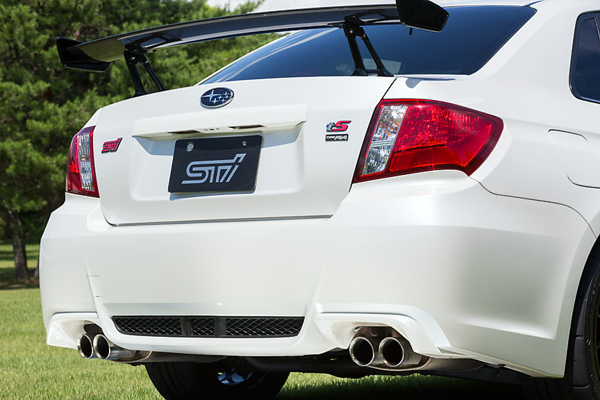 トランクにはチェリーレッドのSTIバッヂが付く
