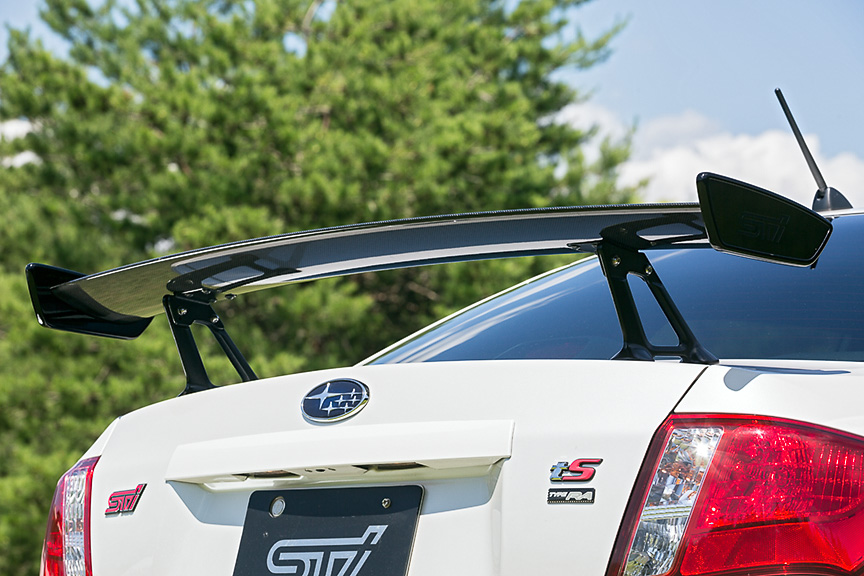 レーシーなディティールがソソるドライカーボン製のリアスポイラー。2段階の角度調整式だ