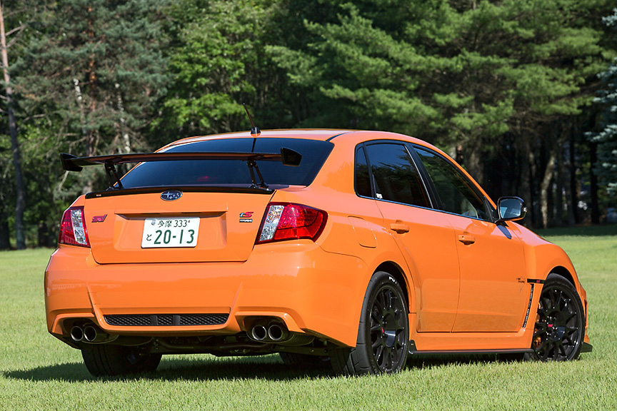 期間限定専用色のタンジェリンオレンジ・パール。グレードはNBR CHALLENGE PACKAGE [RECARO]だが、STI製のオプションパーツが付いた仕様