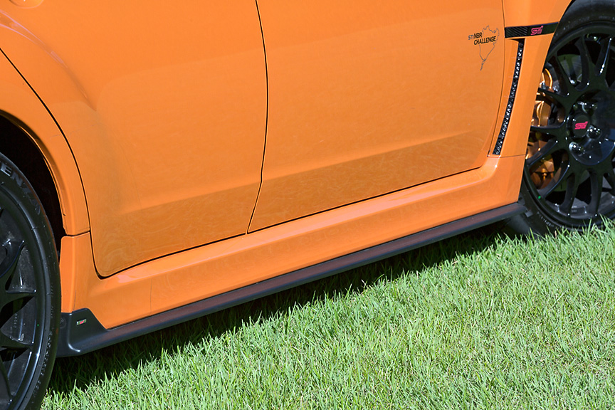 サイドビューを引き締めるサイドアンダースポイラー。ボディー側面の空気を整流し走行安定性を高める効果も