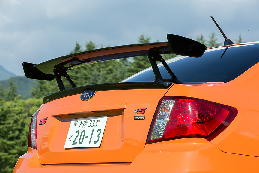 ダウンフォースを高めるトランクスポイラー