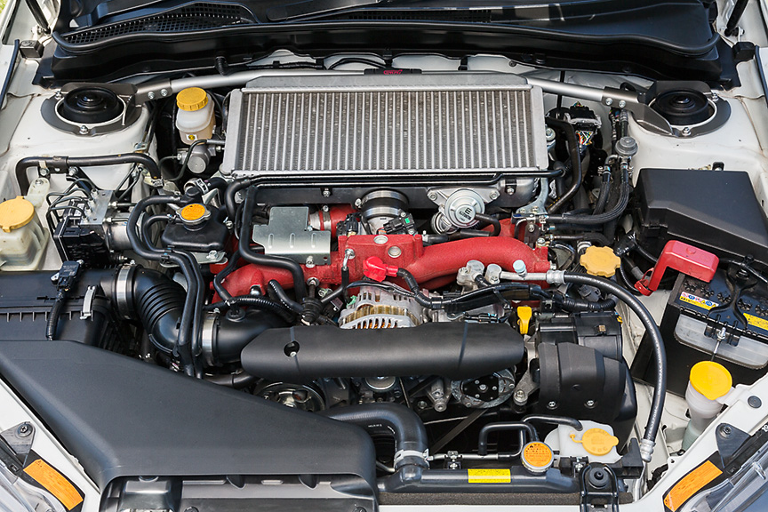 高強度アルミ合金製鋳造ピストンが組み込まれたEJ20ユニット。ハイレスポンスなボールベアリングツインスクロールタービンをはじめ、強化エンジンマウントや大型インタークーラー、高G旋回対応燃料ポンプなど各所が強化されている