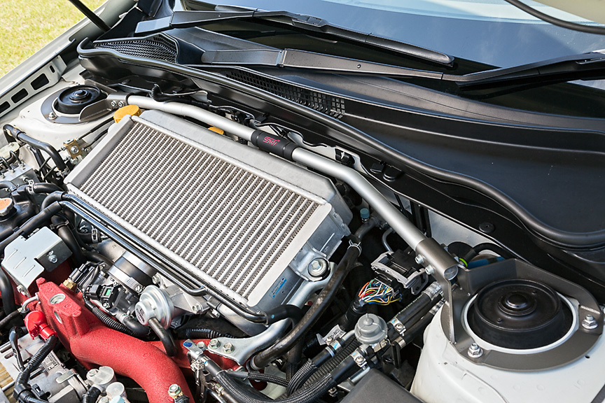 中央にリンクボールを入れたフレキシブルタワーバー。横方向の入力を受け止めつつ縦方向の入力をいなすことでハンドリングと乗り心地を向上