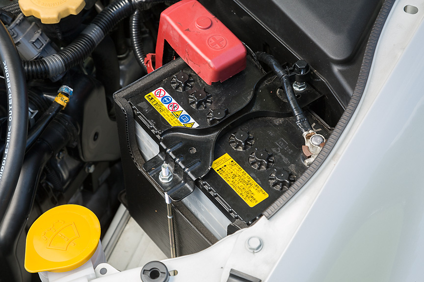 小型バッテリーを採用。さらにフロント、前後左右のドアガラスに薄板タイプを採用するなど軽量化を図っている