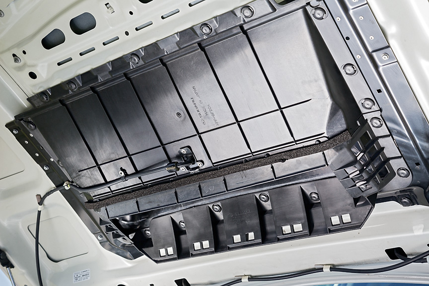 ボンネットバルジ裏にウォータースプレーの吹き出し口を設置。噴射によりインタークーラーの冷却効果をアップすることができる