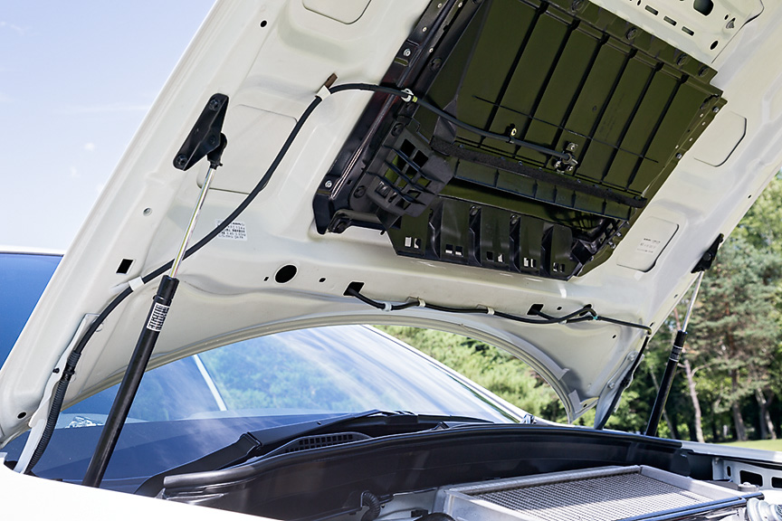 ボンネットバルジ裏にウォータースプレーの吹き出し口を設置。噴射によりインタークーラーの冷却効果をアップすることができる