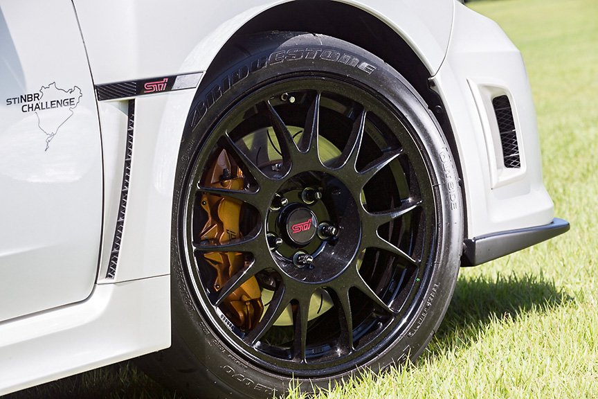 18インチのBBS製鍛造アルミホイールを装着。ベースグレードはSTI製の18インチホイールになる。タイヤは専用チューニングされたブリヂストン・ポテンザRE070。サイズは245/40 R18