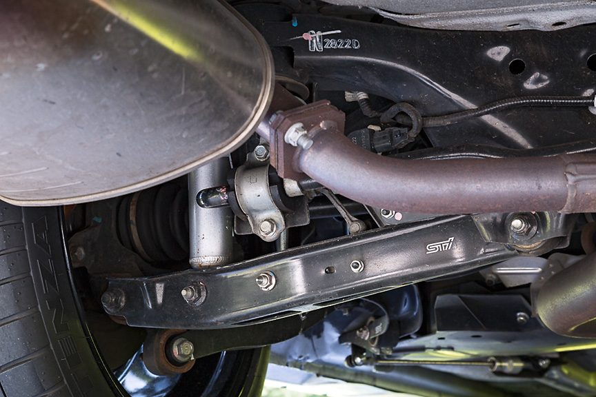 STI製のリアサスリンクを装着。前側のフレキシブルサポートもSTI製