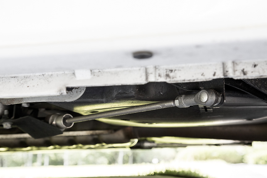 中央にあるシルバーのパーツがリアのフレキシブルドロースティフナー。フロントにも付く