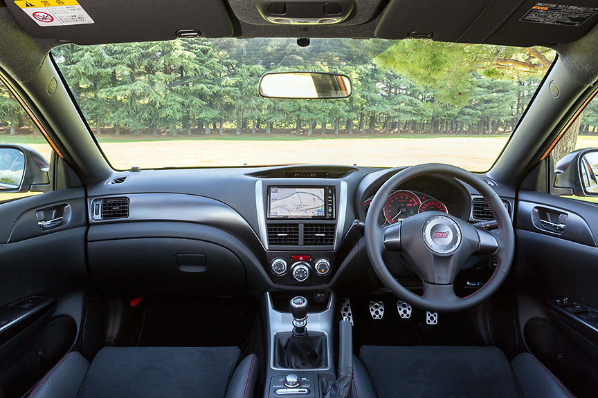 黒系に赤ステッチとスポーティなムード満点のインパネ