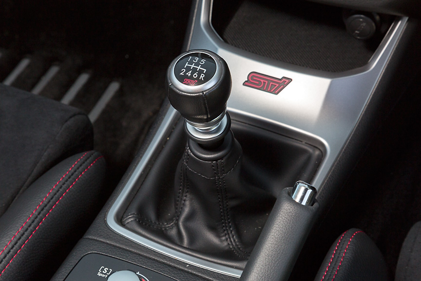 STI製本革巻きシフトノブ。ノブとブーツのステッチが赤じゃないのが惜しい