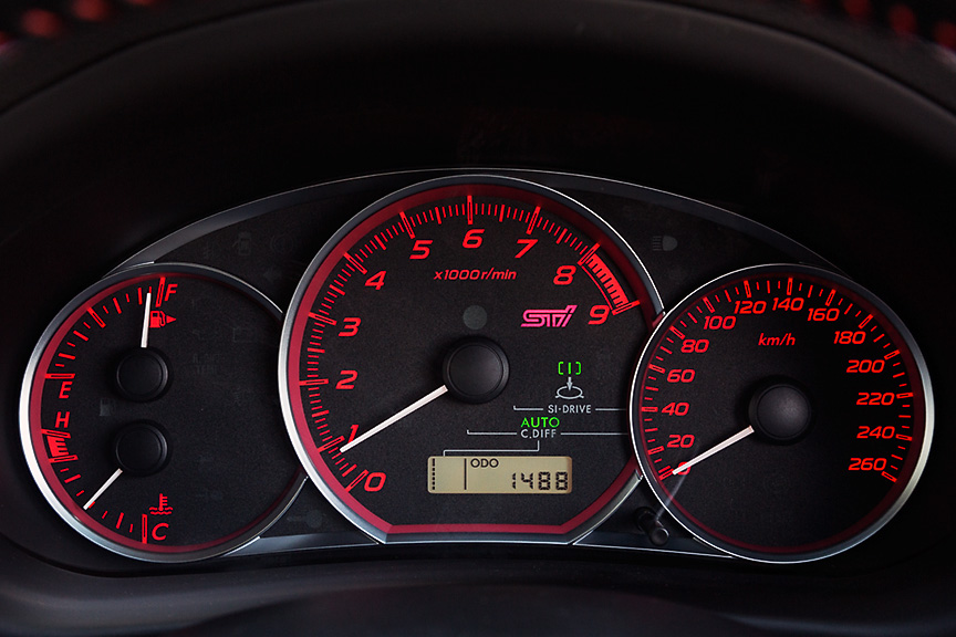 鮮やかな照明が特徴的なレッドルミネセントメーター。エンジン回転数をセットしておくとランプとブザーで教えてくれるREVインジケーター付