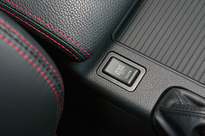 インタークーラー用のウォータースプレー用のスイッチがサイドブレーキ後方に付く