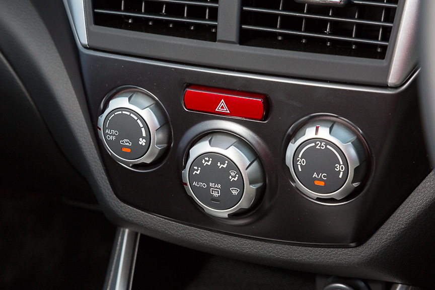 スポーツモデルとはいえフルオートエアコンを標準装備