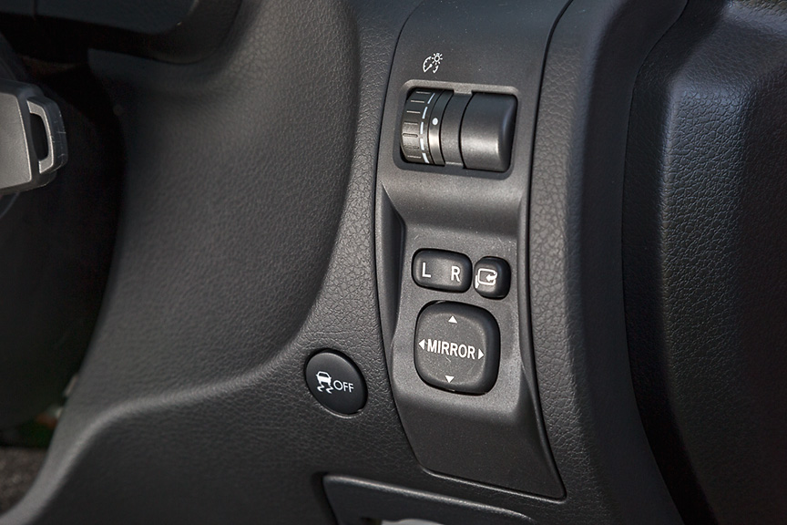 ドアミラーも電動格納＆電動調整式と快適装備も充実