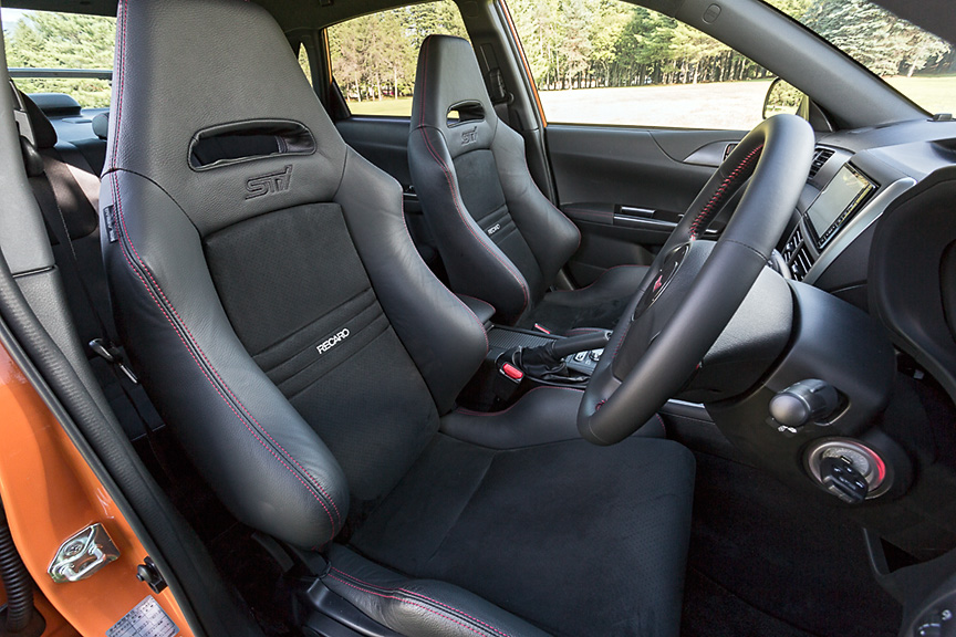 STIロゴ入りの専用レカロ製バケットシート