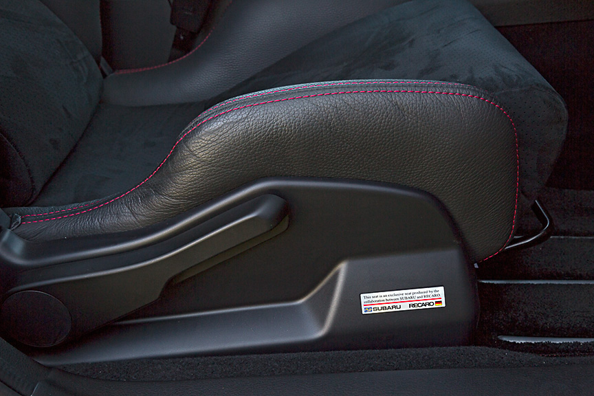 シートレッグ横のカバーにはコラボレーションを示すプレートが付く