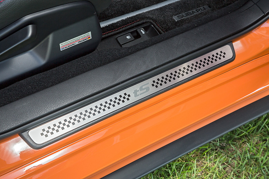 フロントのサイドシルにはtSロゴ入りの専用サイドシルプレートを装備