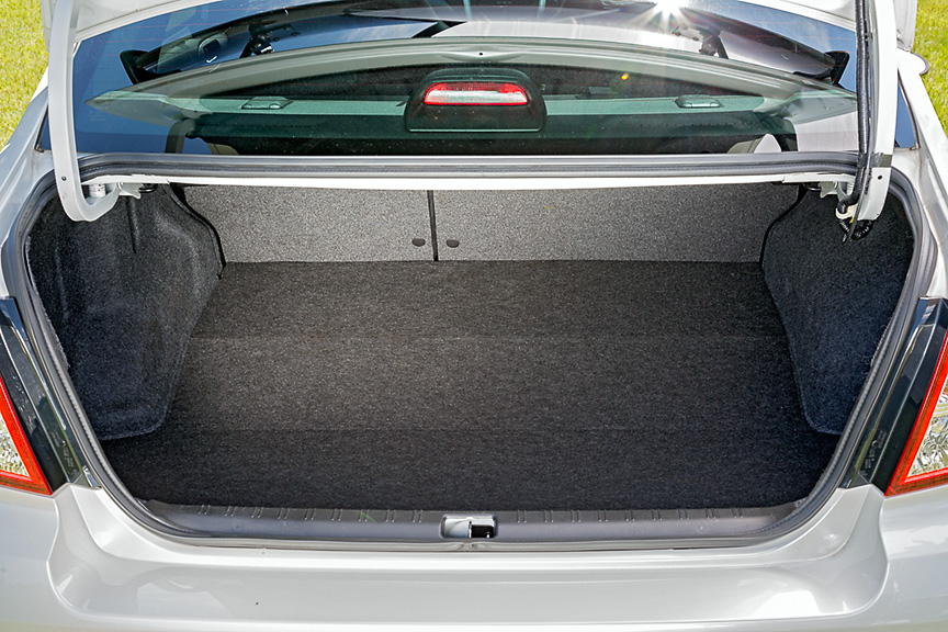 トランクの段差はセダンボディー共通の仕様。リアシートは6：4分割可倒式なので積載量も十分に確保されている。スペアタイヤは非搭載で代わりにパンク修理キットが用意されている