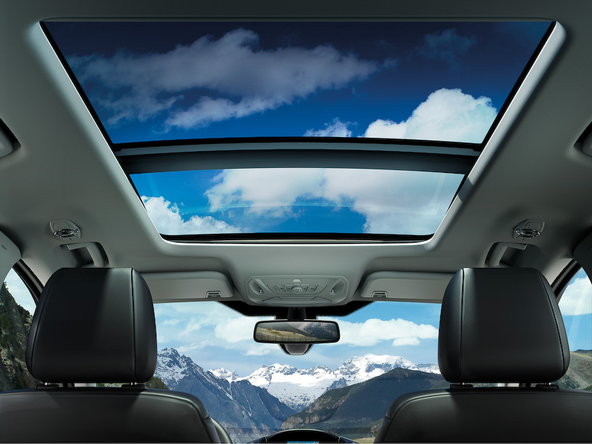 広大なサンルーフを装備する