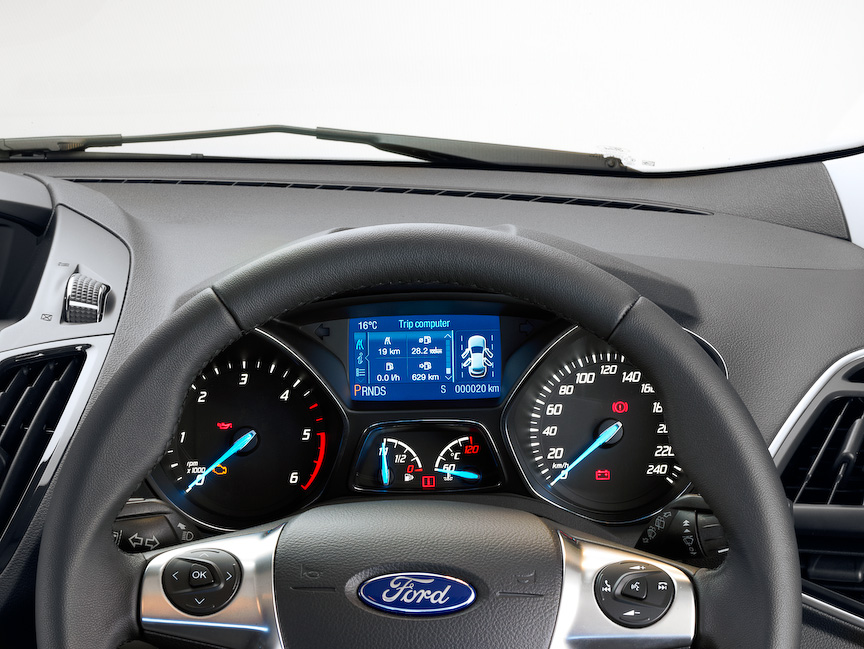 新型クーガのインテリア。インテリアデザインは航空機のようなコクピットスタイルとした。マイクロソフトと共同で開発した独自のドライバー・コネクト・テクノロジー「SYNC」は全車標準装備となる