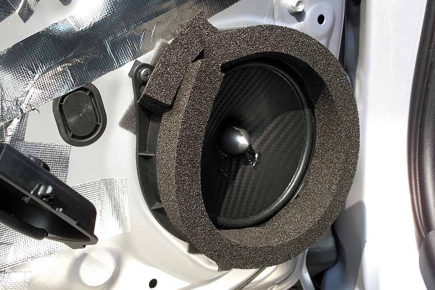 大型車での作業に慣れすぎたせいか、目分量で素材をカットすると必ず余ってしまう（笑）。勿体ないので近所にベタッと貼り付けてみたりして