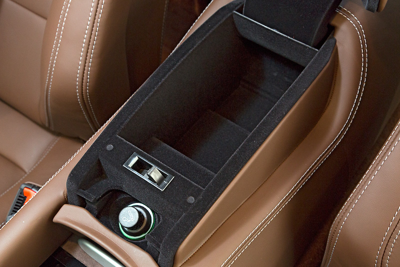 センターコンソール後方はアームレストを兼ねた収納スペース