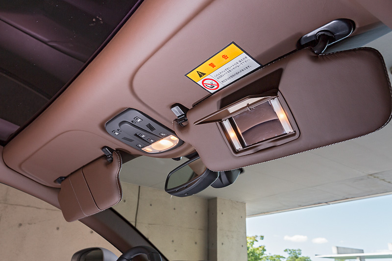 サンバイザー裏は運転席側がチケットホルダー、助手席側には照明付のバニティミラー