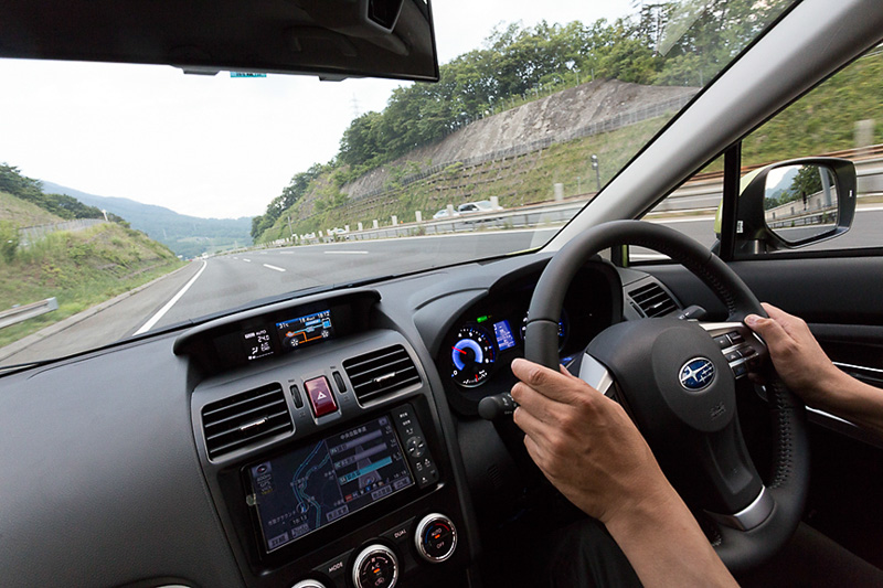 外観上は純ガソリン仕様と大きな差はないが、サスペンションセッティングやステアリングギアレシオの変更、モーターのアシストなどによって上質感のある走行性能を手に入れている