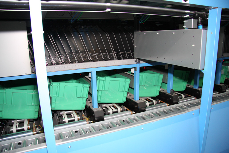 2階フロアには段ボール箱に入っていないメール便などの小口荷物の仕分けスペースも設置。小さな荷物はグリーンのボックスに入れて運ばれる