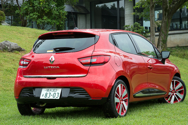 新型ルーテシアのグレードは「インテンス」「ゼン」「アクティフ」の3つ。いずれもボディーサイズは4095×1750×1445mm（全長×全幅×全高）、ホイールベース2600mmで、先代から40mm低く、70mm長く、30mm広くなった。撮影車両はインテンスで、ボディーカラーは赤（ルージュ フラム）