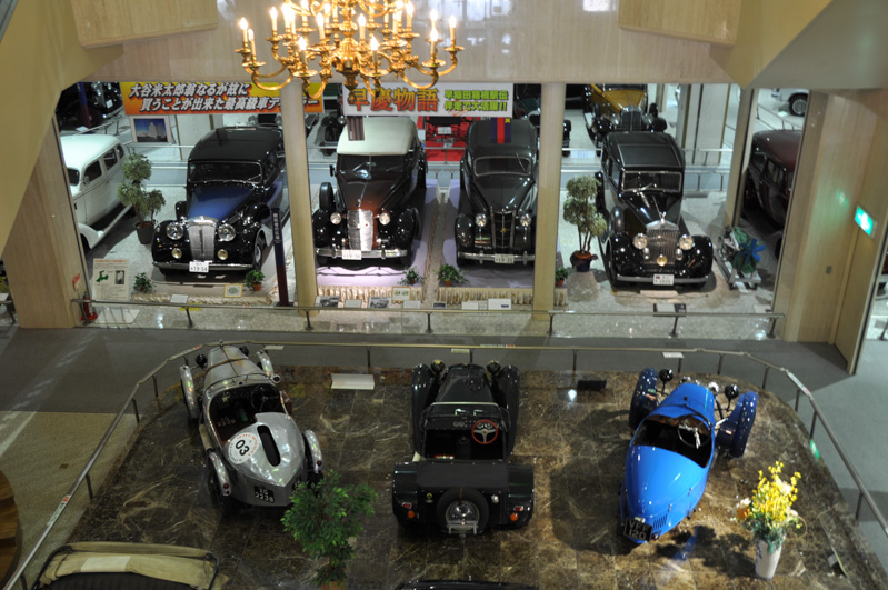 日本自動車博物館内には、とても多くの車両が展示されている