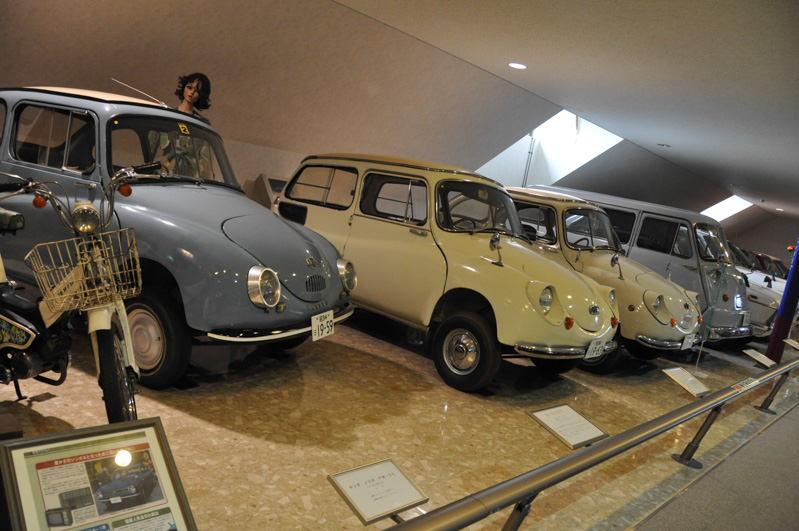 日本自動車博物館内には、とても多くの車両が展示されている