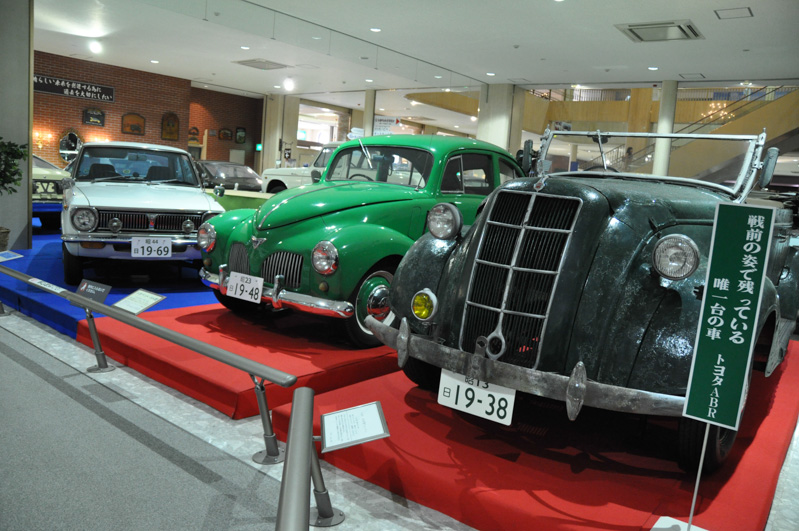 日本自動車博物館内には、とても多くの車両が展示されている