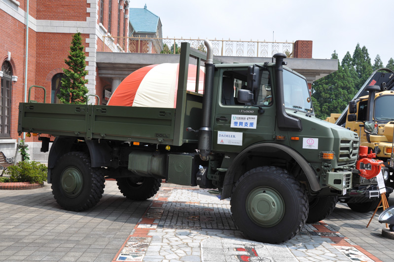 メルセデス・ベンツ ウニモグ。日本では競馬場でよく見かけるウニモグだが、シュノーケルが付くなど、深い水たまりも入っていけるようになっている