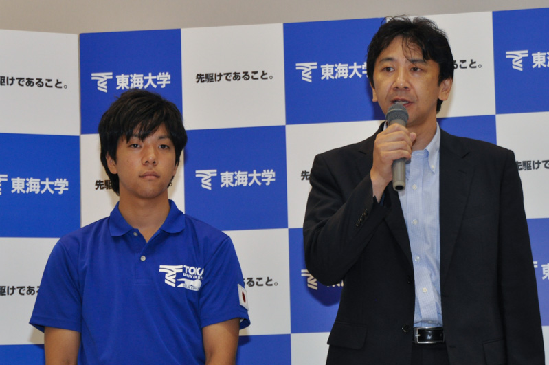 東海大学 工学部電気電子工学科 教授 木村英樹氏（右）、東海大学ソーラーカーチーム学生代表 工学部動力機械工学科 3年次生 大久保亮祐氏（左）