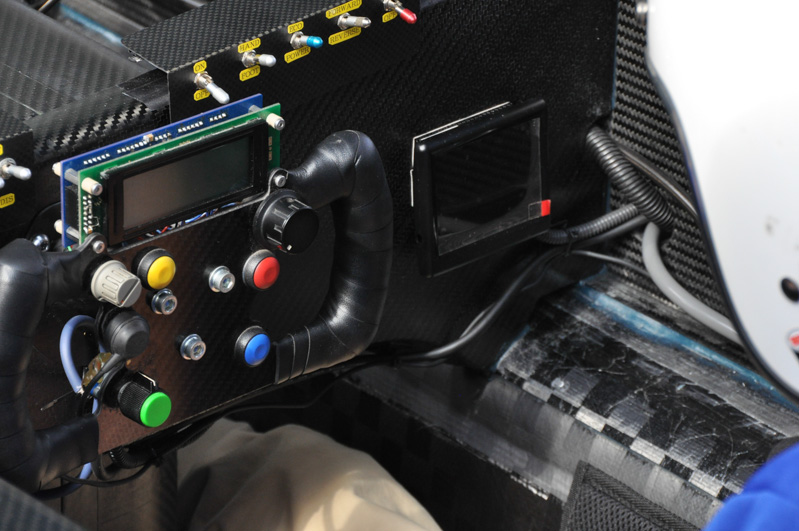 ステアリング右横には、CMOSリアカメラからの映像を表示するLCDがある。サイドミラーを廃することで、空気抵抗低減に貢献する