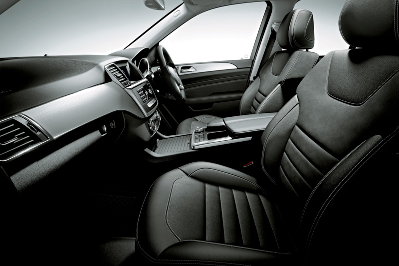 内装色はブラックで、インテリアトリムに「ダークブラッシュドアルミニウム」を装着する