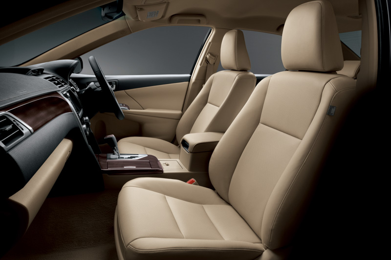 新しく本革内装車に追加された「シェル」内装